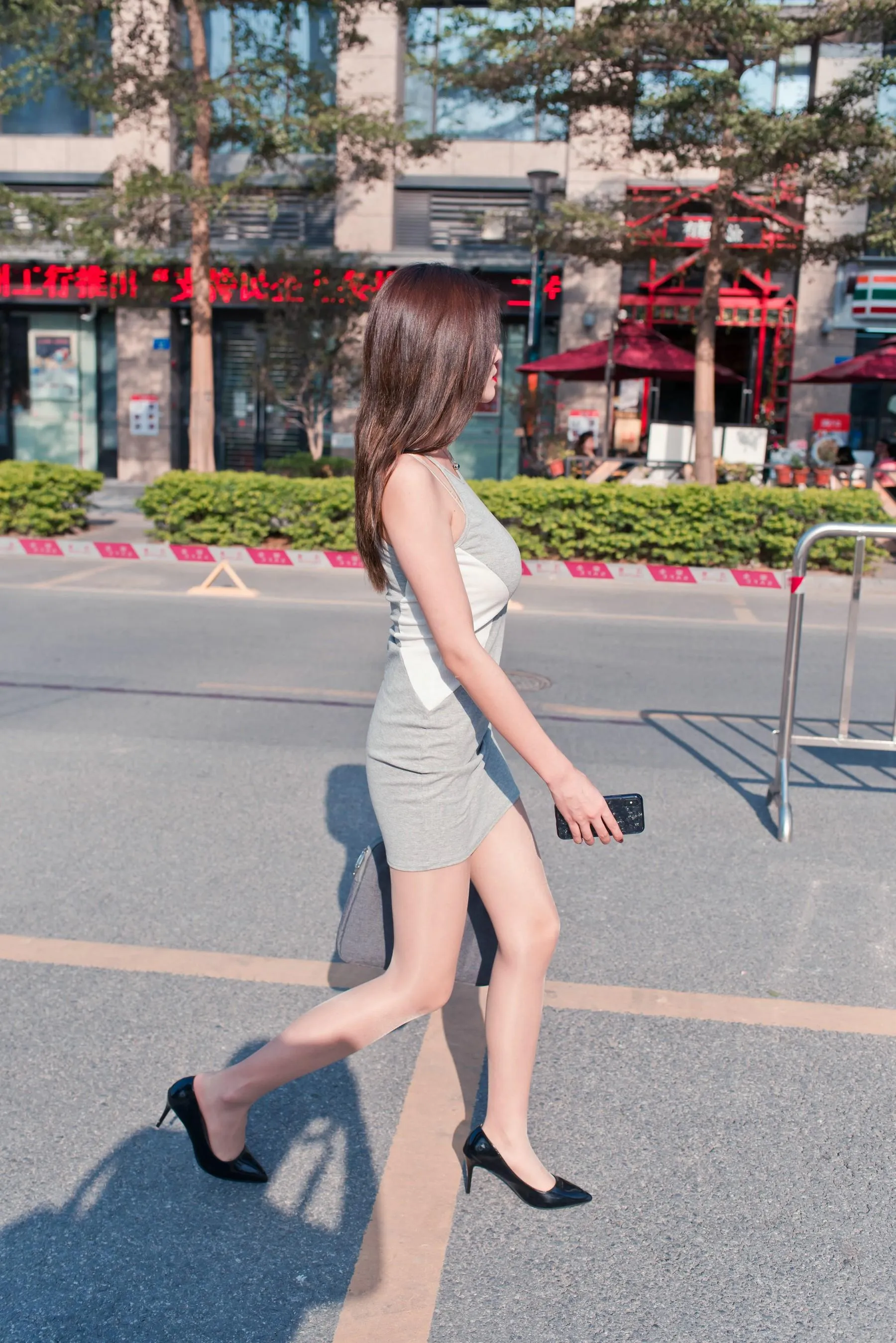 [魔镜街拍] NO.111 午后休闲的包臀灰裙极品薄丝OL美女婷婷 [432P]插图6